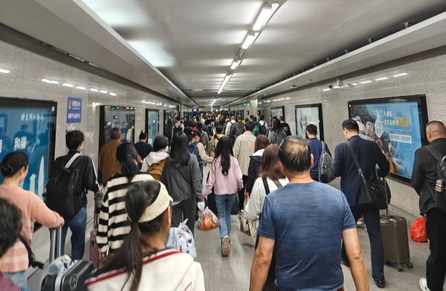 深圳東站高鐵出站通道墻面燈箱廣告投放，布吉火車站廣告價(jià)格