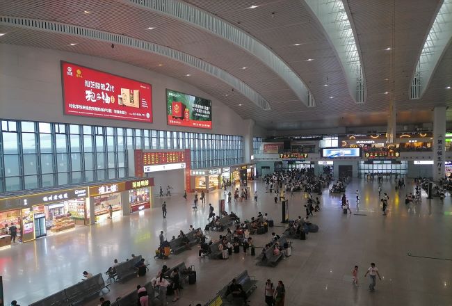 福州站廣告候車大廳上方站棚燈箱投放，福州火車站廣告案例