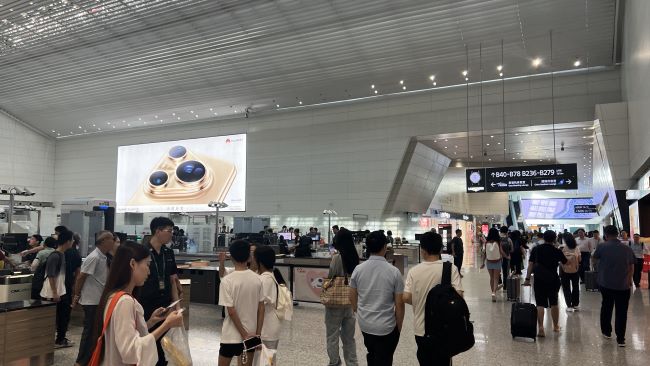 廣州機場出發(fā)安檢大廳高空墻面廣告牌投放，廣州白云機場廣告